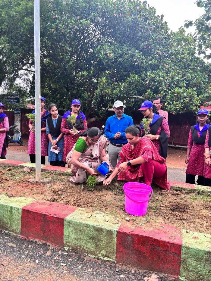 Plantation in college campus by NCC cadets,NSS VOLUNTEERS,YRC VOLUNTEERS and Staff members, KUCHINDA COLLEGE, KUCHINDA on 04.07.2024.